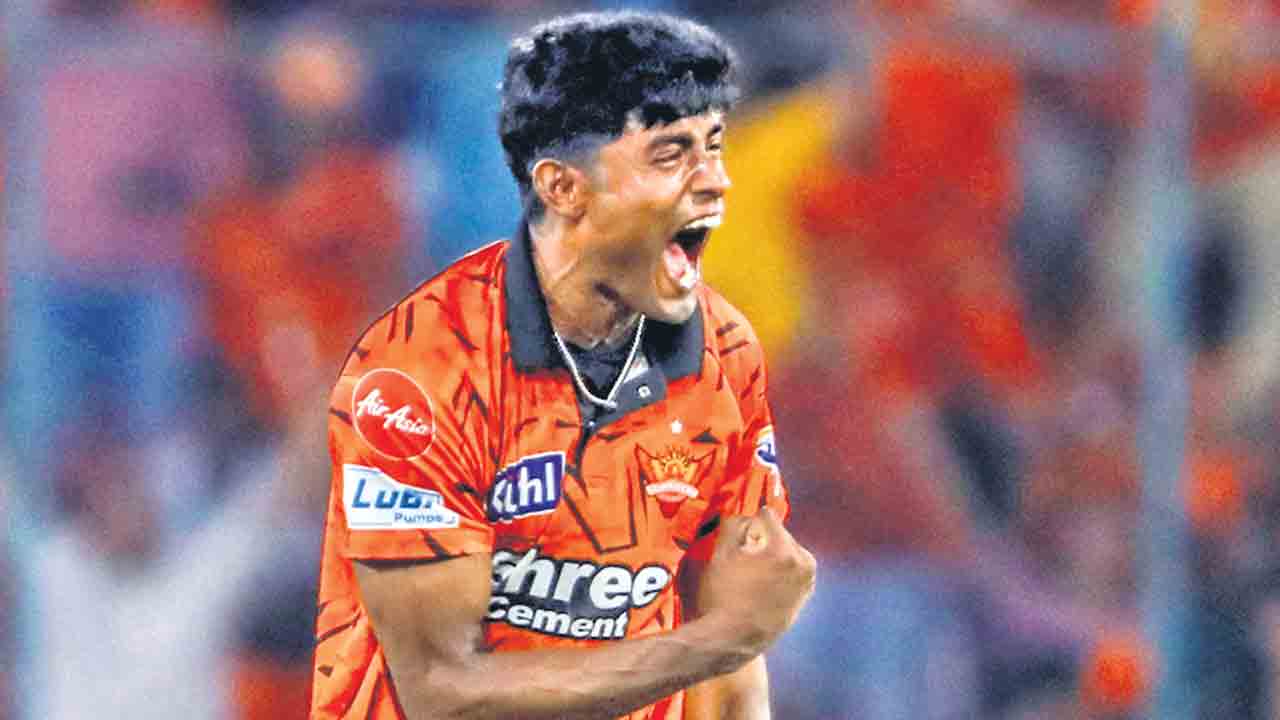 అమ్మ నగలతో.. బూట్లు కొని