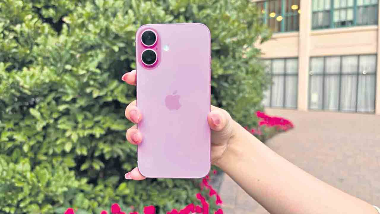 రిస్క్‌లో ఐఫోన్‌ ఉత్పత్తి.. ఇరాన్‌ యుద్ధంతో భారత్‌ స్మార్ట్‌ఫోన్ల ఎగుమతికి ఆటంకం