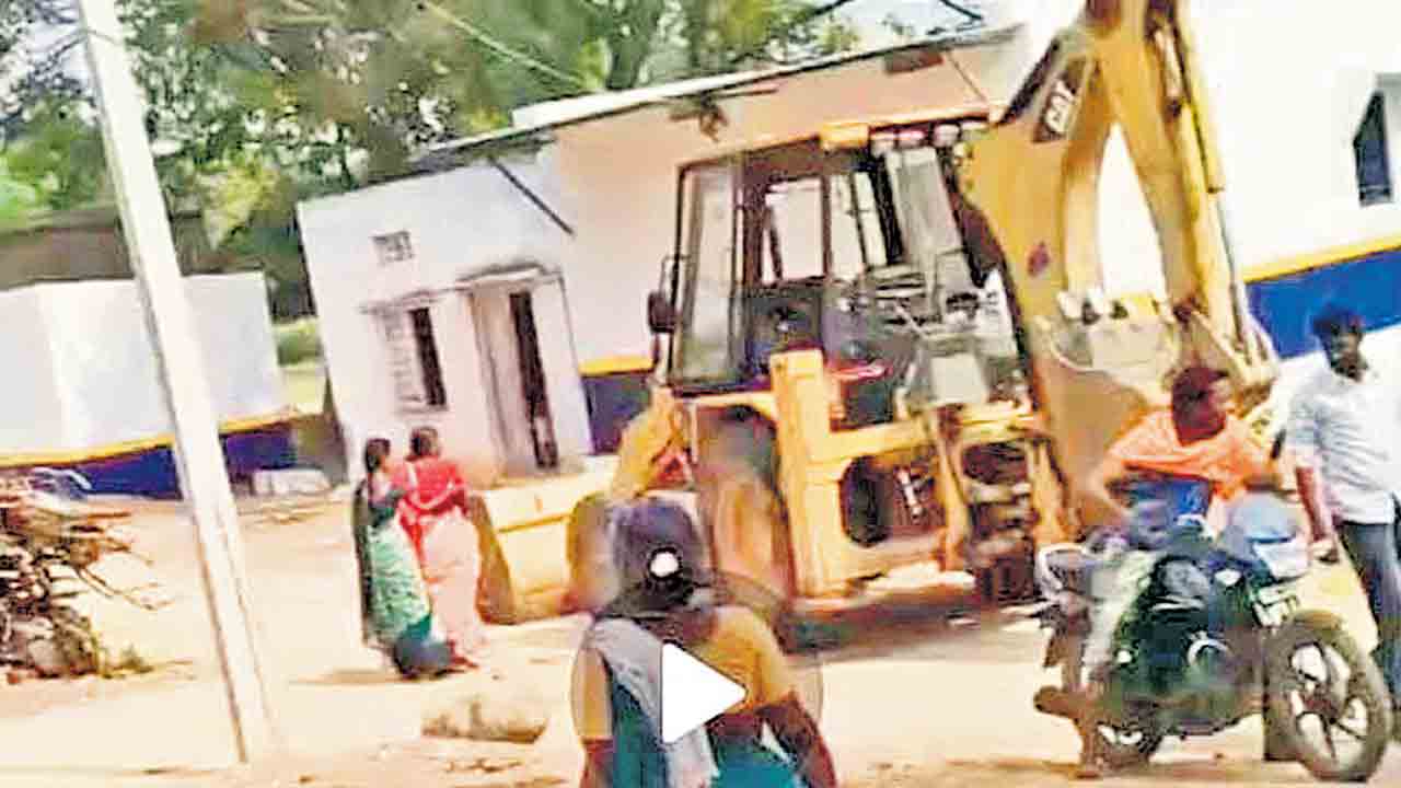 ఈ ఊరి స్థలం మాది.. ఖాళీచేసి వెళ్లండి.. పొలం మాదంటూ వచ్చిన ముగ్గురు వ్యక్తులు