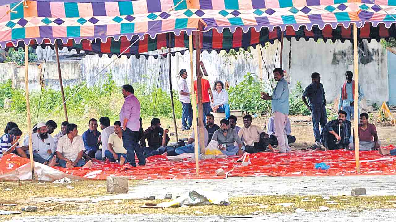 సర్కార్‌ బెదిరింపులు.. కార్మికులను వెంటనే విధుల్లోకి రప్పించేలా జెన్కోపై ఒత్తిడి