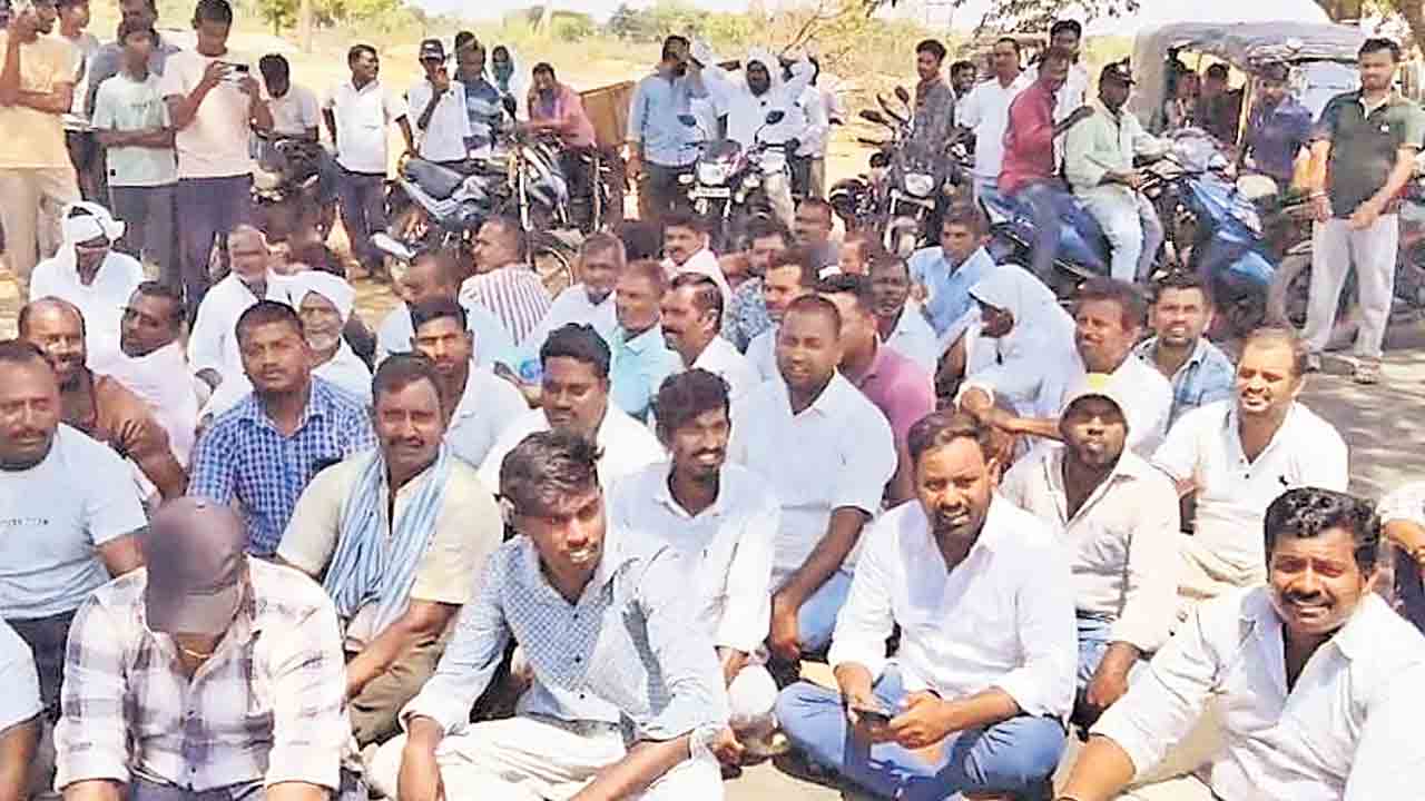 కాంగ్రెస్‌ నేత బెదిరింపులతో కొనుగోళ్లు బంద్‌!