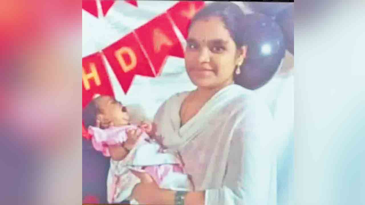 కూతురి లోపం.. తల్లి ఆత్మహత్య