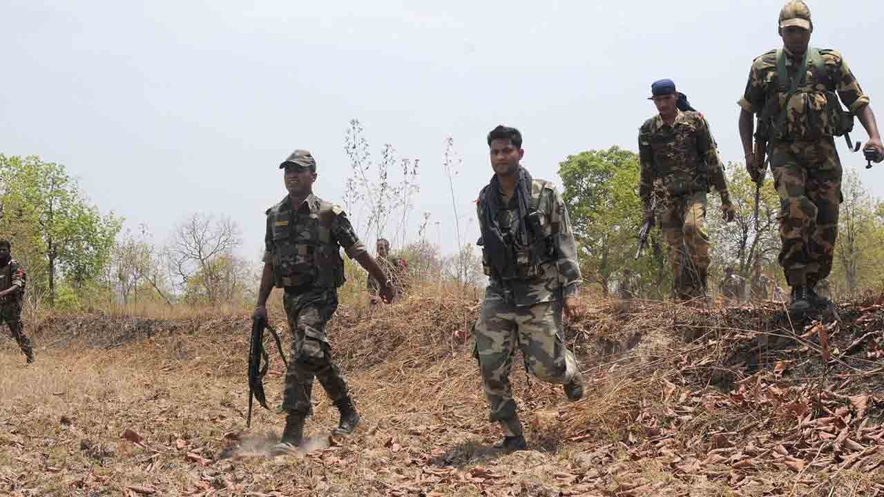 ఎదురు కాల్పుల్లో నలుగురు నక్సలైట్లు మృతి