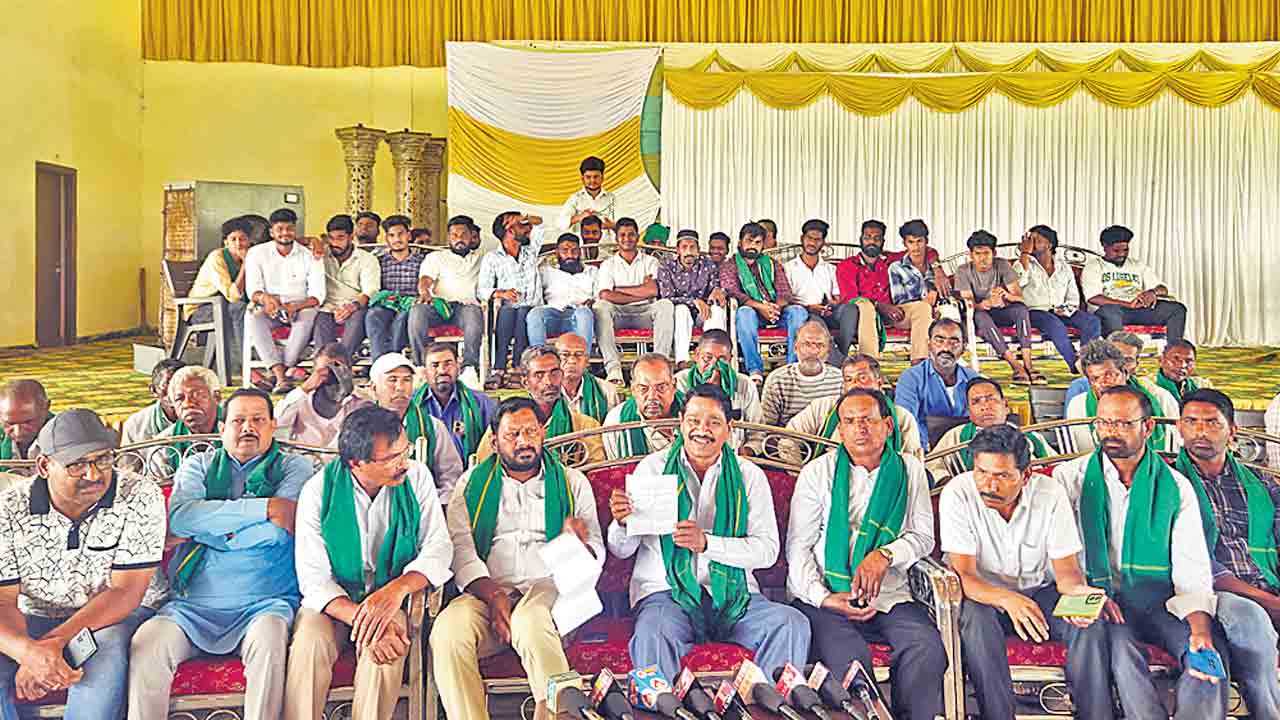 కాంగ్రెస్‌కు కొడిమ్యాల నాయకుల రాజీనామా