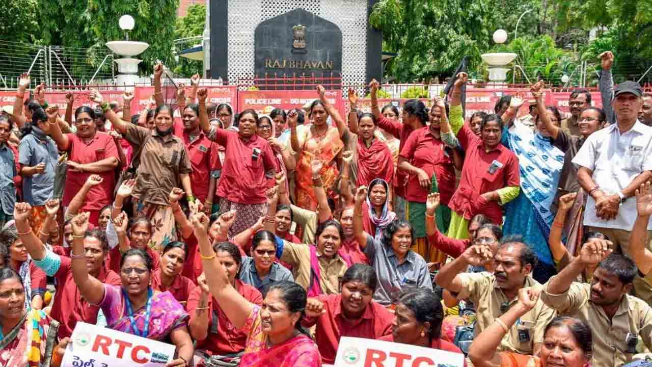 బస్‌భవన్‌లో ఐటీ, జీఎస్టీ అధికారుల పాగా.. సర్కార్‌ నిర్ణయంపై ఆర్టీసీ కార్మిక సంఘాల ఆగ్రహం
