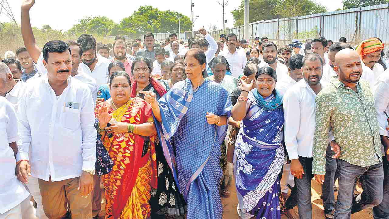 రేవంత్‌ అండతో రెవెన్యూ మంత్రి భూకబ్జాలు