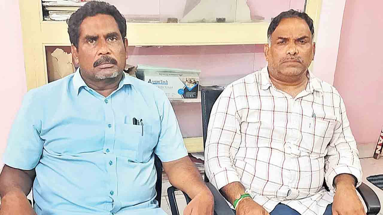 ఇద్దరు సబ్‌ రిజిస్ట్రార్లు అరెస్ట్‌