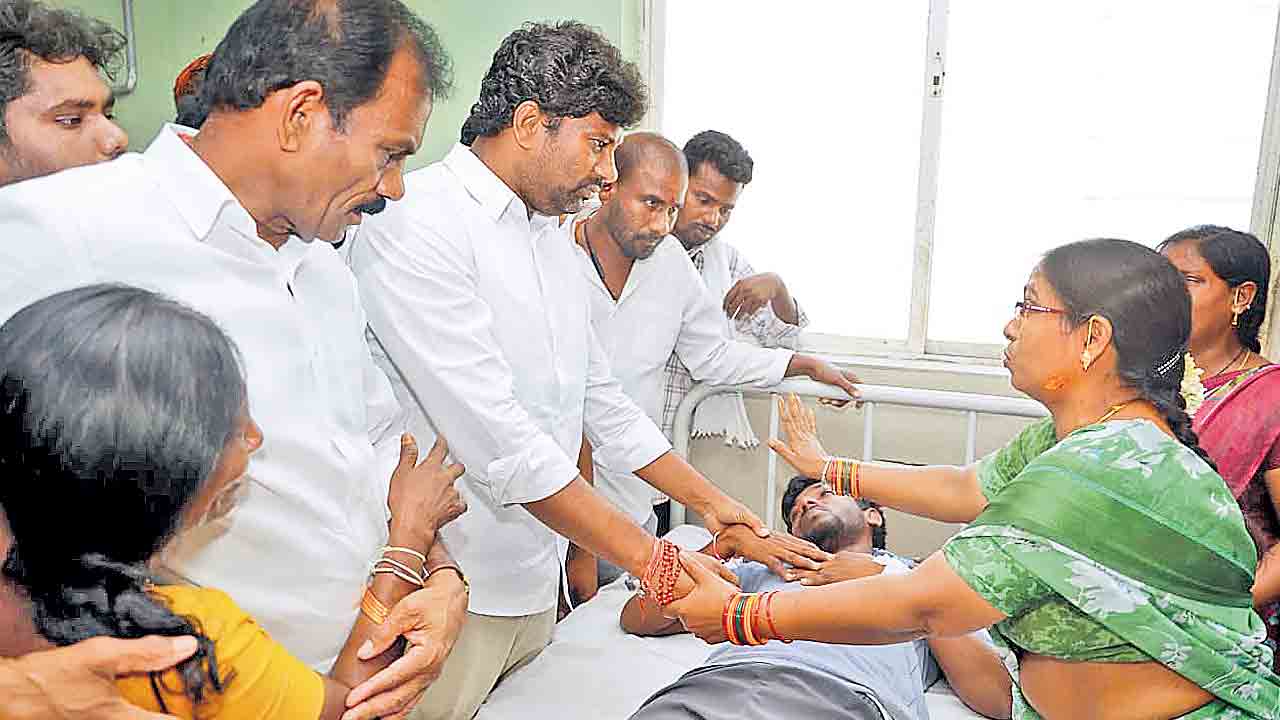 బీఆర్‌ఎస్‌ సోషల్‌మీడియా వారియర్‌పై కాంగ్రెస్‌ దాడి