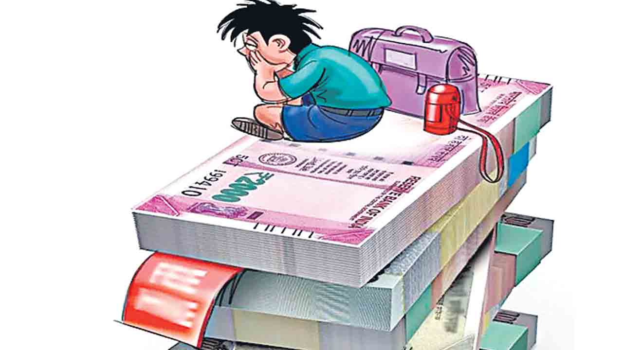 మీ కాలేజీ ఫీజులు మీరే కట్టాలి.. అగమ్య గోచరంగా విద్యార్థుల భవిష్యత్తు