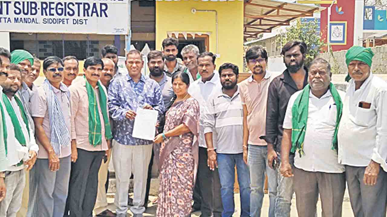 ఇసుక తరలింపుపై భగ్గుమన్న ధూళిమిట్ట