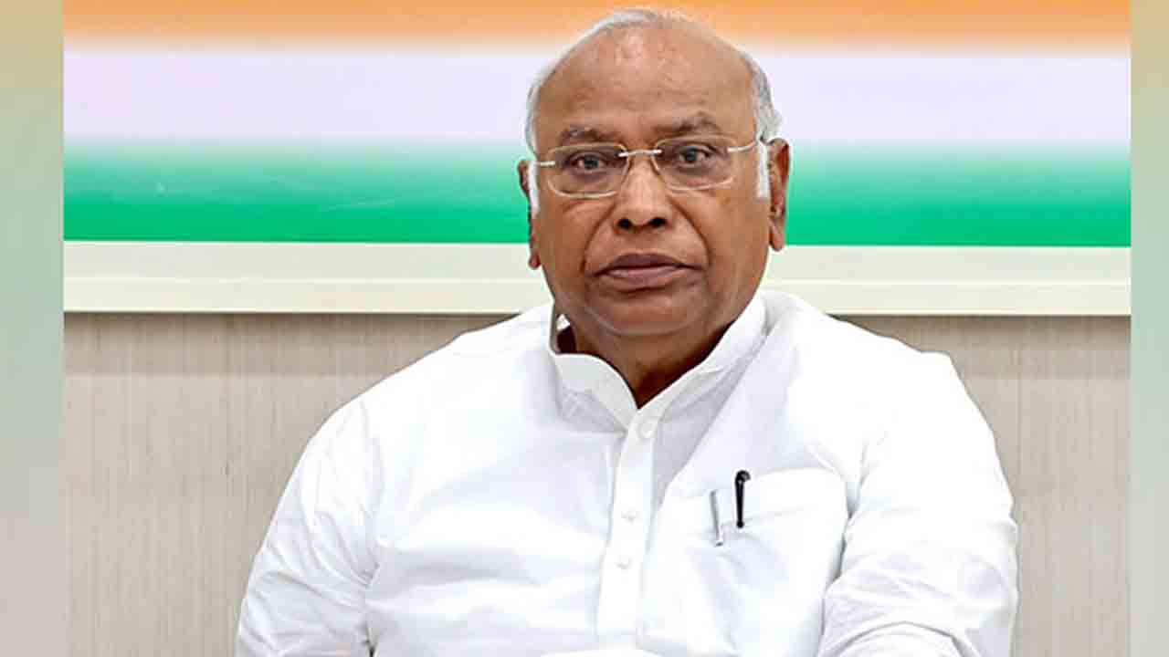 ఖర్గేకు ఈసీ షోకాజ్‌ నోటీస్‌.. ‘ఉగ్రవాది’ వ్యాఖ్యలపై చర్య