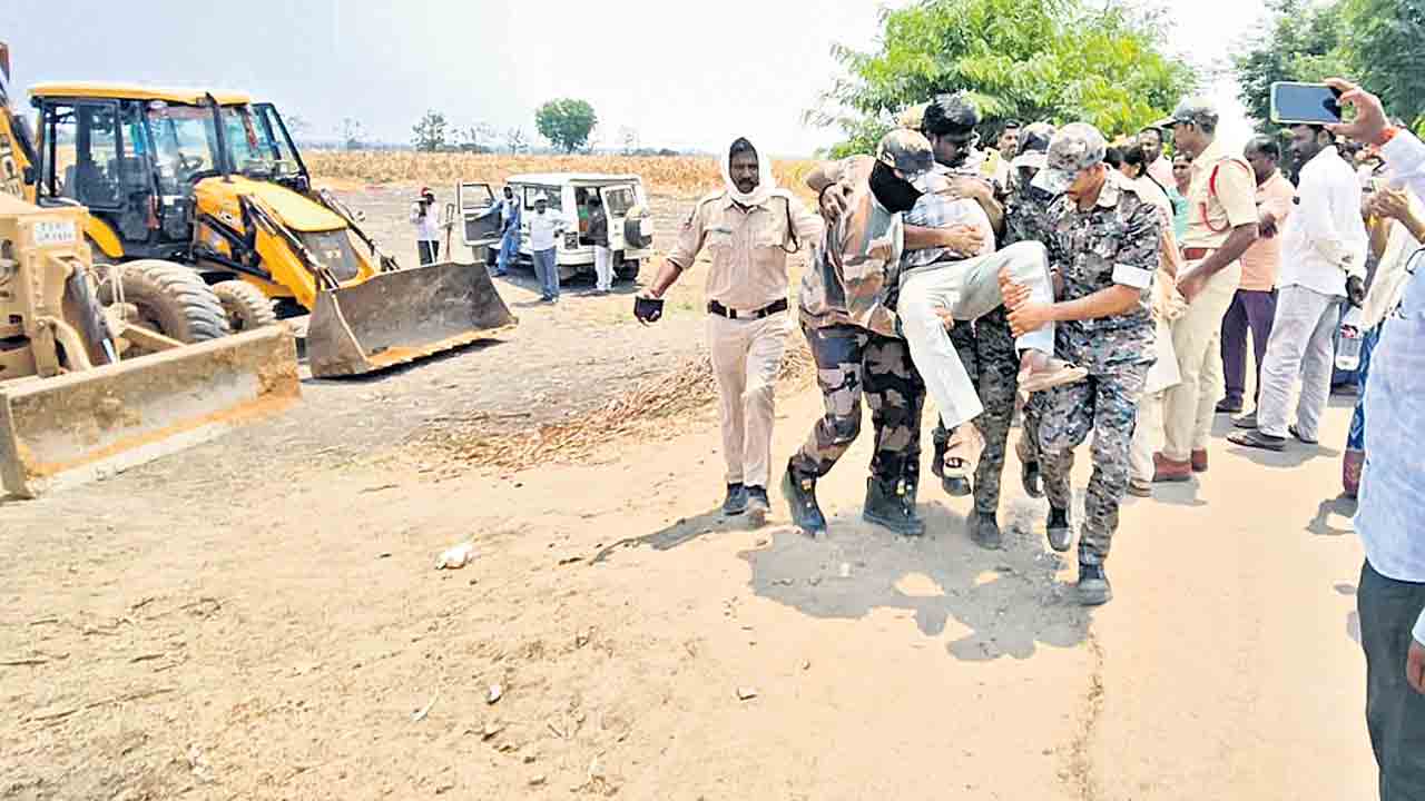 గ్రీన్‌ఫీల్డ్‌ హైవే పనులను అడ్డుకున్న రైతులు