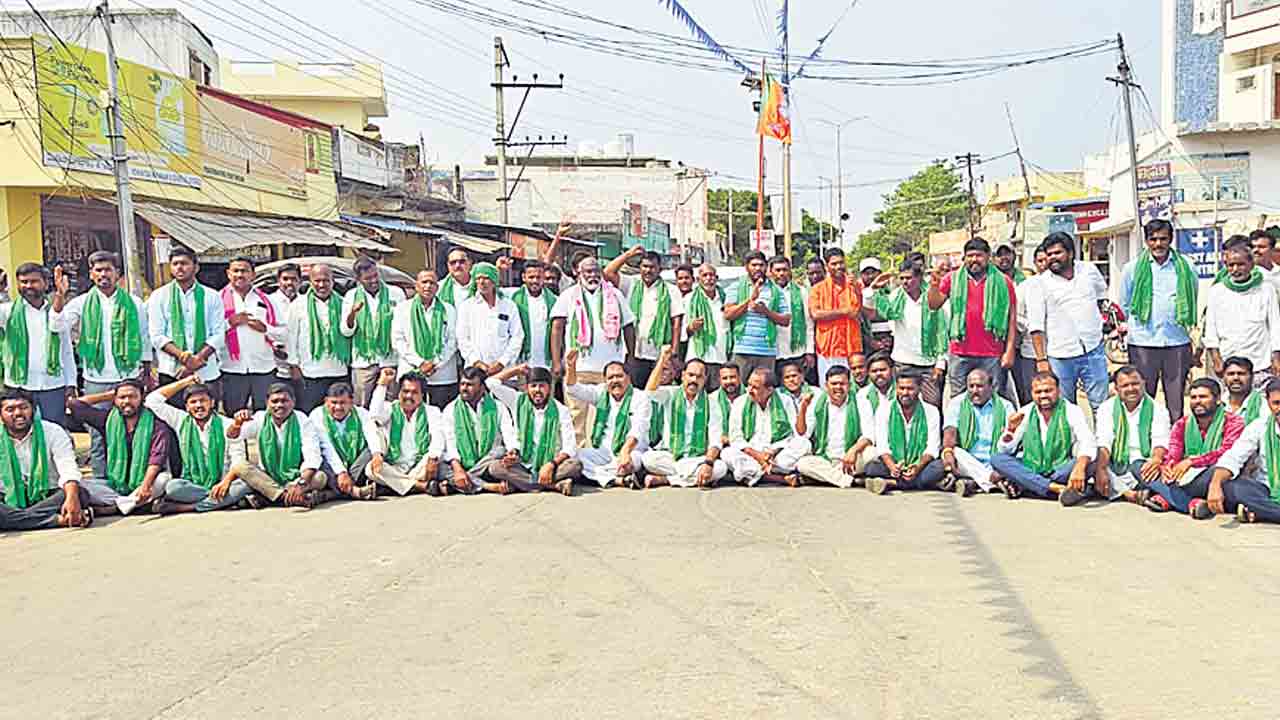 మకల కొనుగోలు కోసం రోడ్డెక్కిన రైతులు