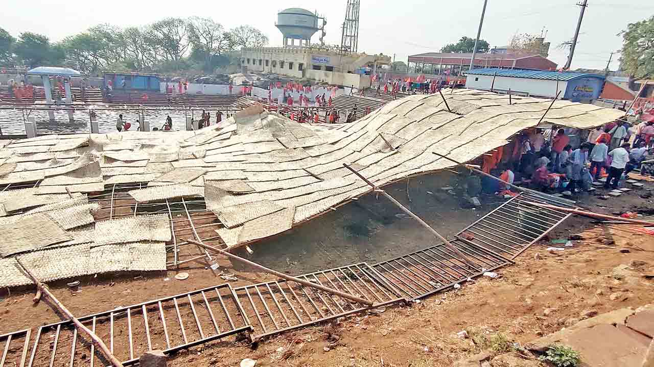 కొండగట్టులో కూలిన చలువ పందిళ్లు.. పలువురికి గాయాలు