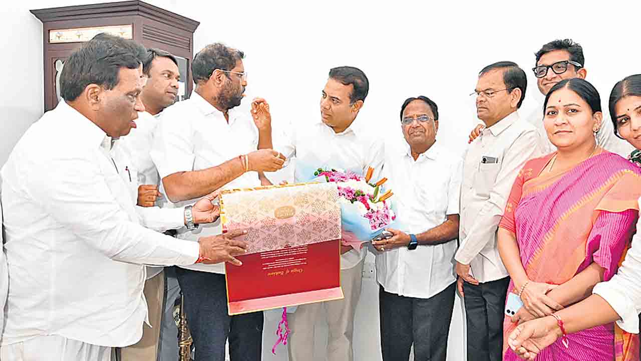 హైకోర్టు తీర్పు తర్వాత తెలంగాణభవన్‌లో స్వీట్లు తినిపించుకుంటున్న కేటీఆర్‌, ఎంపీ వద్దిరాజు. చిత్రంలో  నేతలు కాలేరు, పొన్నాల, సంజయ్‌, కవిత, గెల్లు తదితరులు