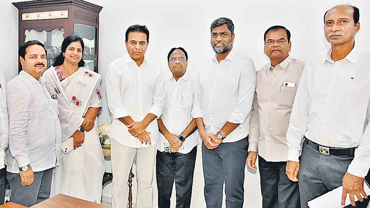 హైకోర్టు తీర్పు అనంతరం బీఆర్‌ఎస్‌ న్యాయవాదుల బృందంతో పార్టీ వర్కింగ్‌ ప్రెసిడెంట్‌ కేటీఆర్‌