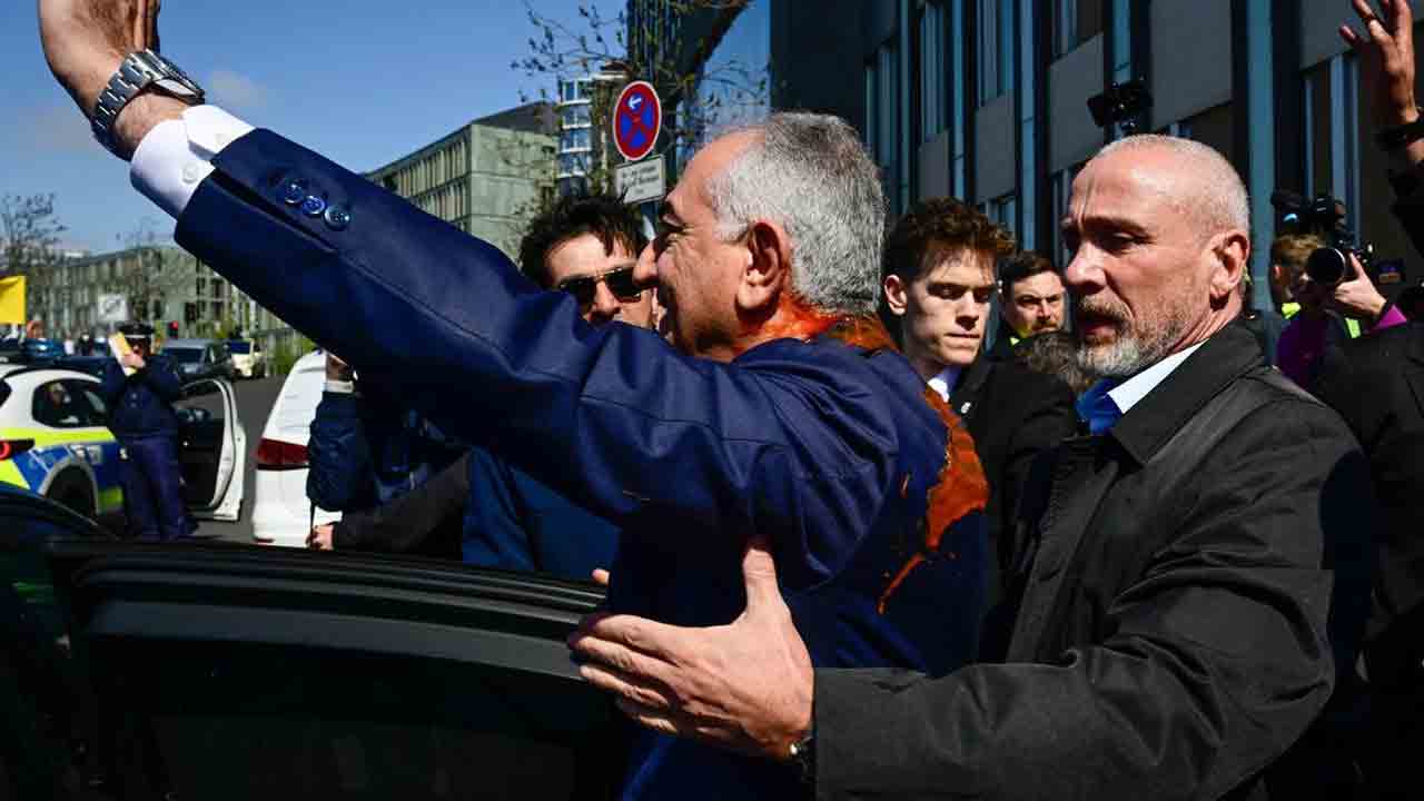 ఇరాన్‌ బహిష్కృత యువరాజు పెహ్లావిపై ఎర్రటి ద్రావణం