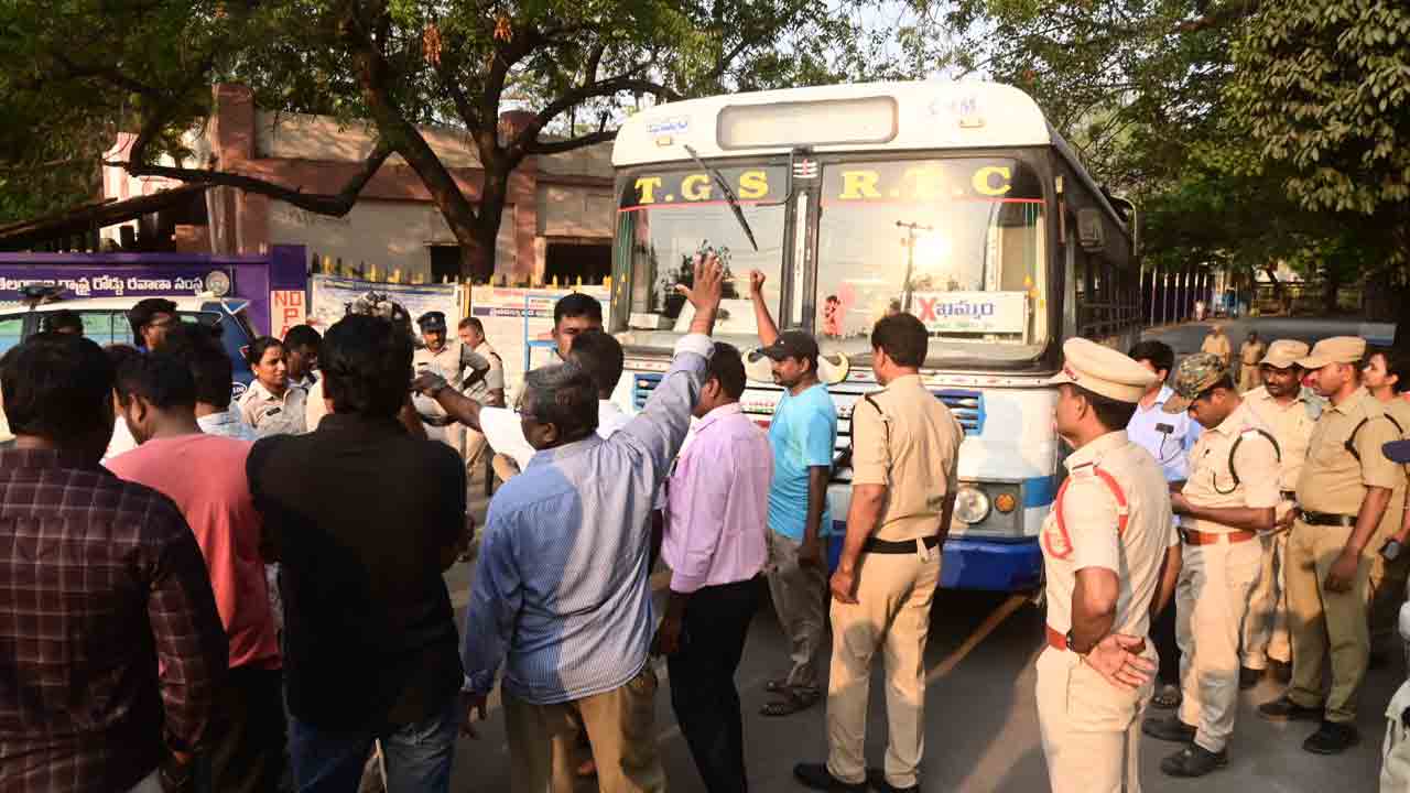 రెండో రోజు అదే జోరు.. యాజమాన్యం బస్సులు నడిపించేందుకు యత్నించడంతో కార్మికుల ఆందోళన