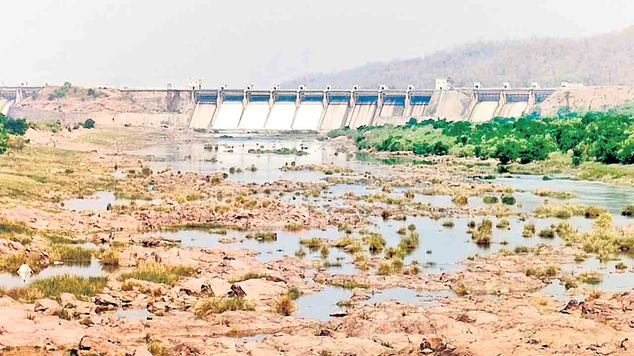 కడెం నీటి విడుదల అవాస్తవం.. నీటిపారుదల శాఖ అధికారుల వెల్లడి
