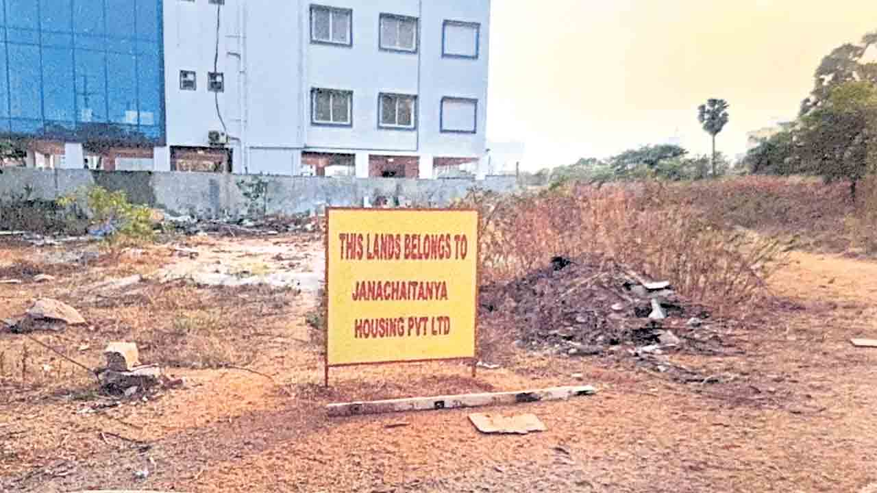 మామా అల్లుడు.. మా భూమి గిల్లుడు.. హైకోర్టును ఆశ్రయించిన జనచైతన్య హౌసింగ్‌ సీఎండీ సుధాకర్‌