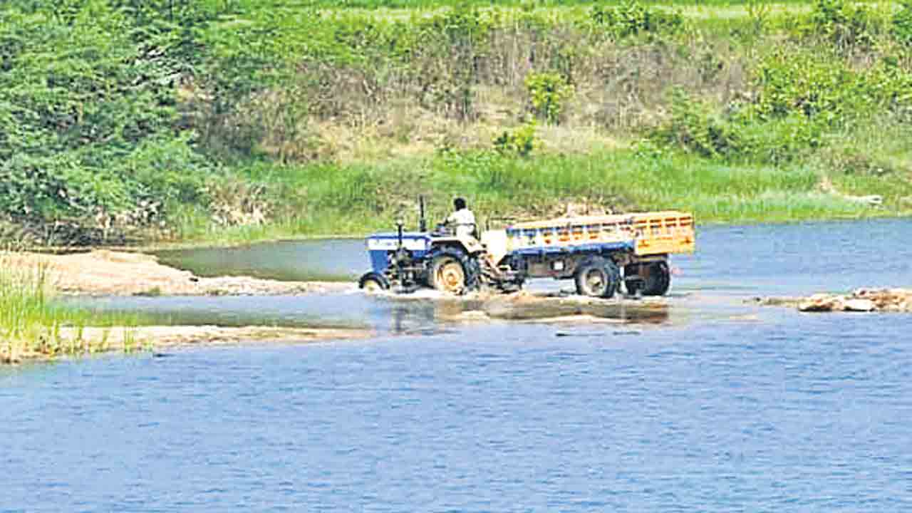 మోయతుమ్మెదలో ఇసుక తోడేళ్లు.. అక్రమంగా ఇసుక రవాణా కోసం చెక్‌డ్యామ్‌ల ధ్వంసం