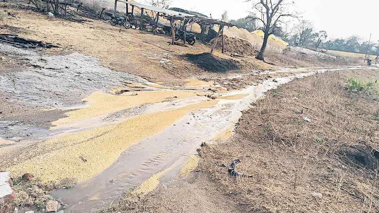 అకాల వర్షం.. తీవ్ర నష్టం.. కొనుగోలు కేంద్రాల్లో కొట్టుకుపోయిన ధాన్యం
