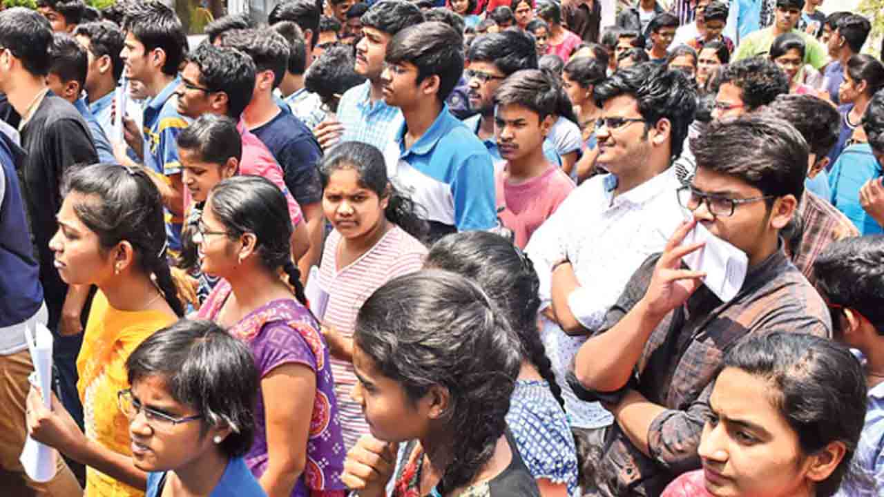 కోటా కంటే తక్కువ అప్లికేషన్లు.. ఎప్‌సెట్‌ దరఖాస్తుకు ఎస్టీల అనాసక్తి