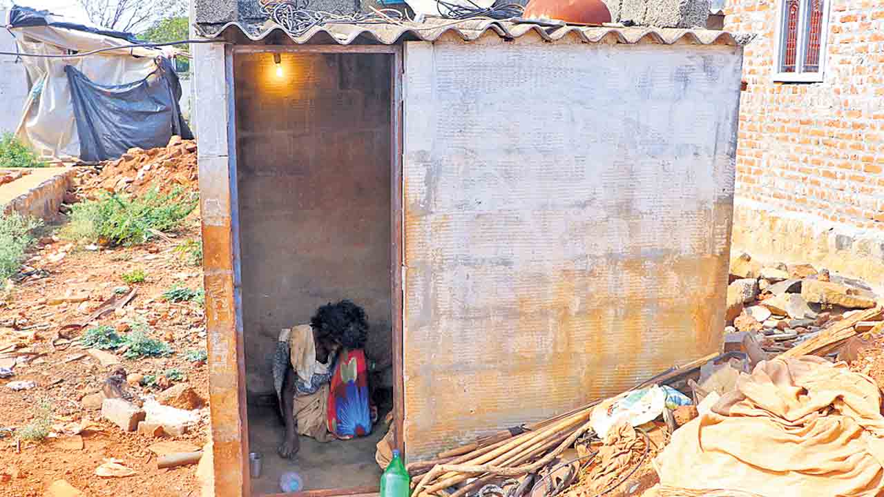 బాత్రూమ్‌లోనే బతుకు.. ఇందిరమ్మ ఇండ్లు కట్టిస్తమంటే నమ్మి ఆగమైన చెంచుపల్లి