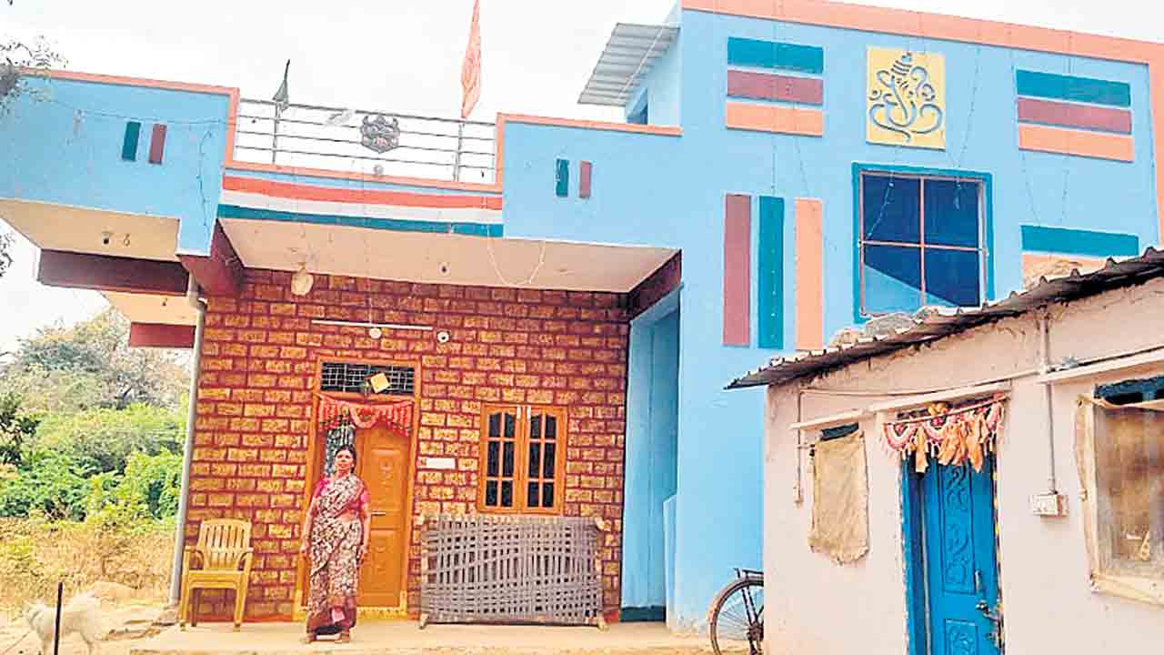 పైలట్‌ గ్రామానికే పైసలియ్యలే.. ప్రారంభించి 15 నెలలు.. పది ఇండ్లూ పూర్తికాలేదు