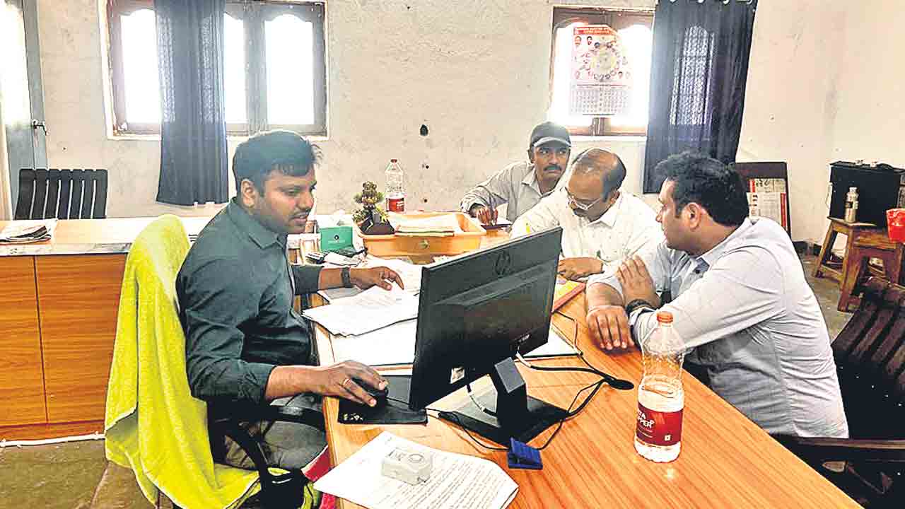 జనగామ ఎస్సార్వోలో విజిలెన్స్‌ తనిఖీలు