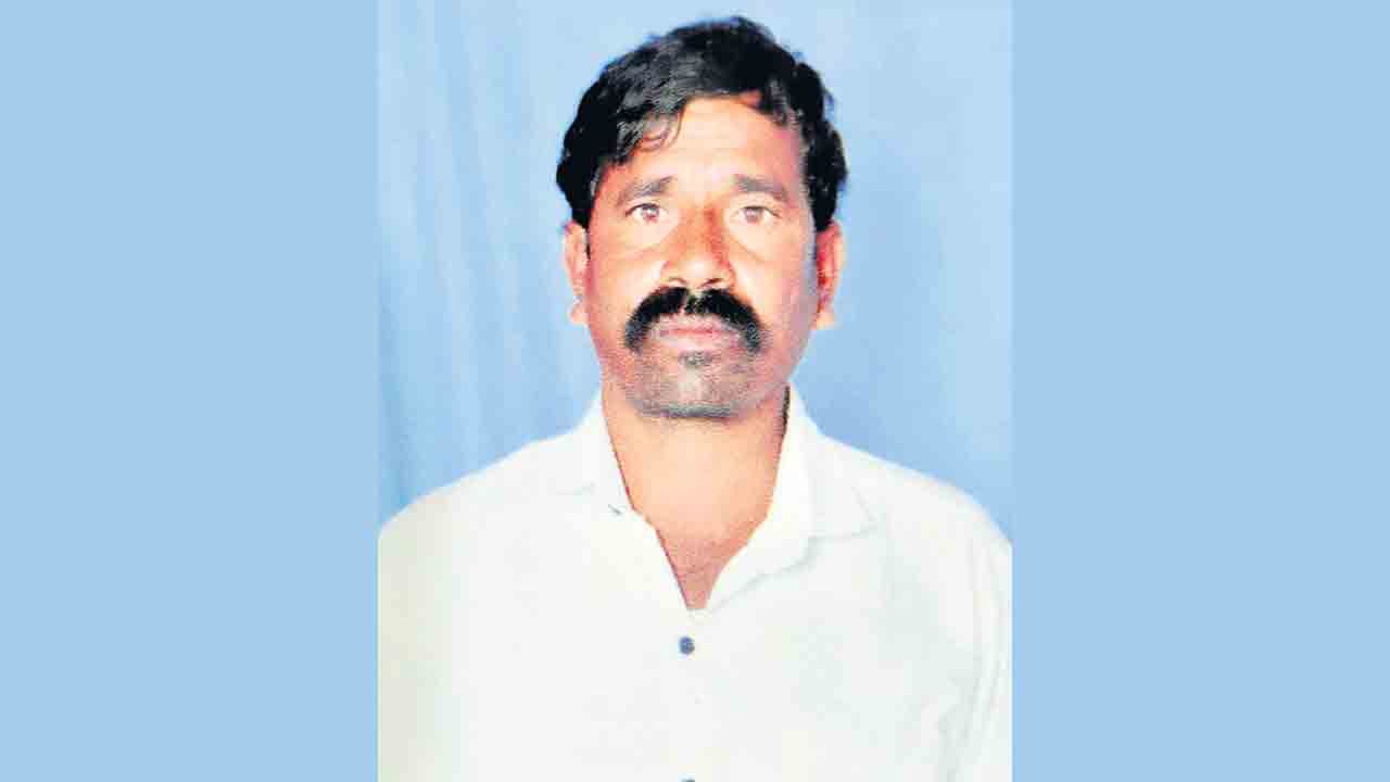 కూతురు పెండ్లి రోజే తండ్రి ఆత్మహత్య.. వివాహ ఖర్చుల కోసం మేకల విక్రయం