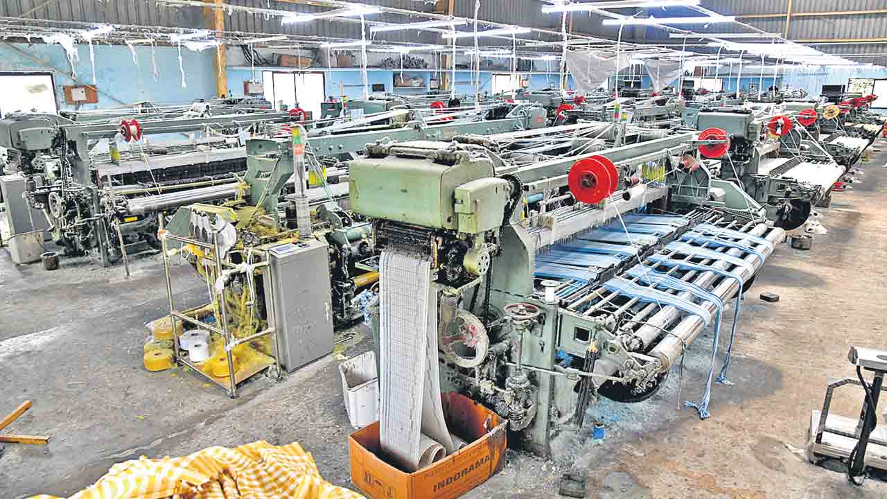 నేతన్నలకు సర్కార్‌ మరో దగా.. 105 కోట్ల స్కూల్‌ యూనిఫామ్స్‌ ఆర్డర్‌ రద్దు చేస్తూ విద్యాశాఖ నిర్ణయం