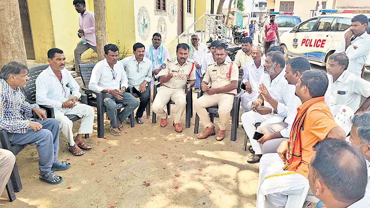 బీఆర్‌ఎస్‌ జెండా గద్దె ధ్వంసం.. కాంగ్రెస్‌ కార్యకర్తల దౌర్జన్యం