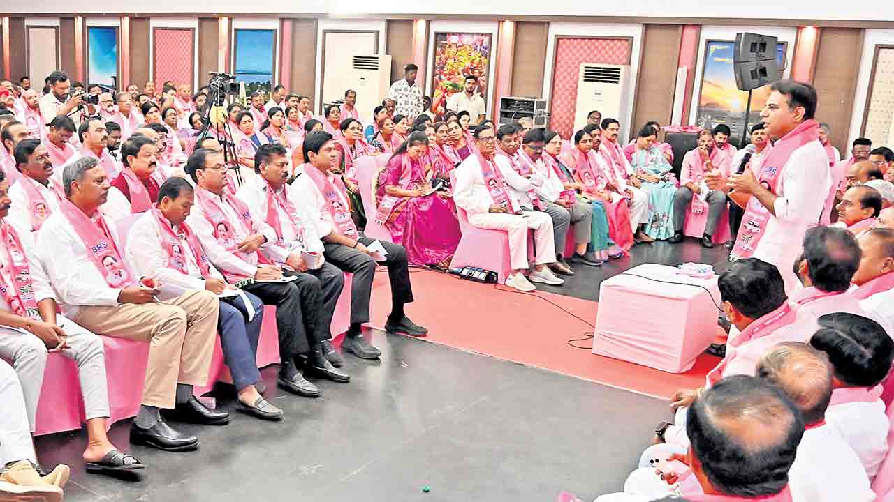 అట్టహాసంగా బీఆర్‌ఎస్‌ ఆవిర్భావ సంబురం