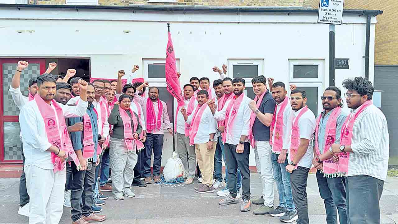 లండన్‌లో ఘనంగా బీఆర్‌ఎస్‌ ఆవిర్భావ వేడుకలు