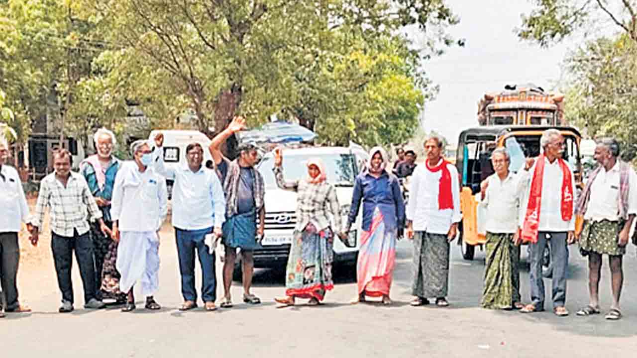 మక్క రైతుల గోస.. సర్కార్‌ మొద్దునిద్ర.. గన్నీ సంచుల కొరత.. నిలిచిన కొనుగోళ్లు