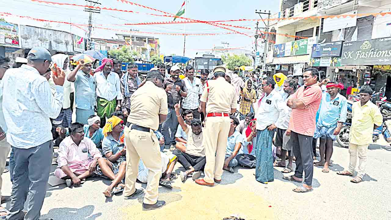 ఎర్రటి ఎండలో రోడ్డెక్కిన రైతన్న.. వడ్లు కొనడానికి రోజుకో విధానంపై ఆగ్రహం