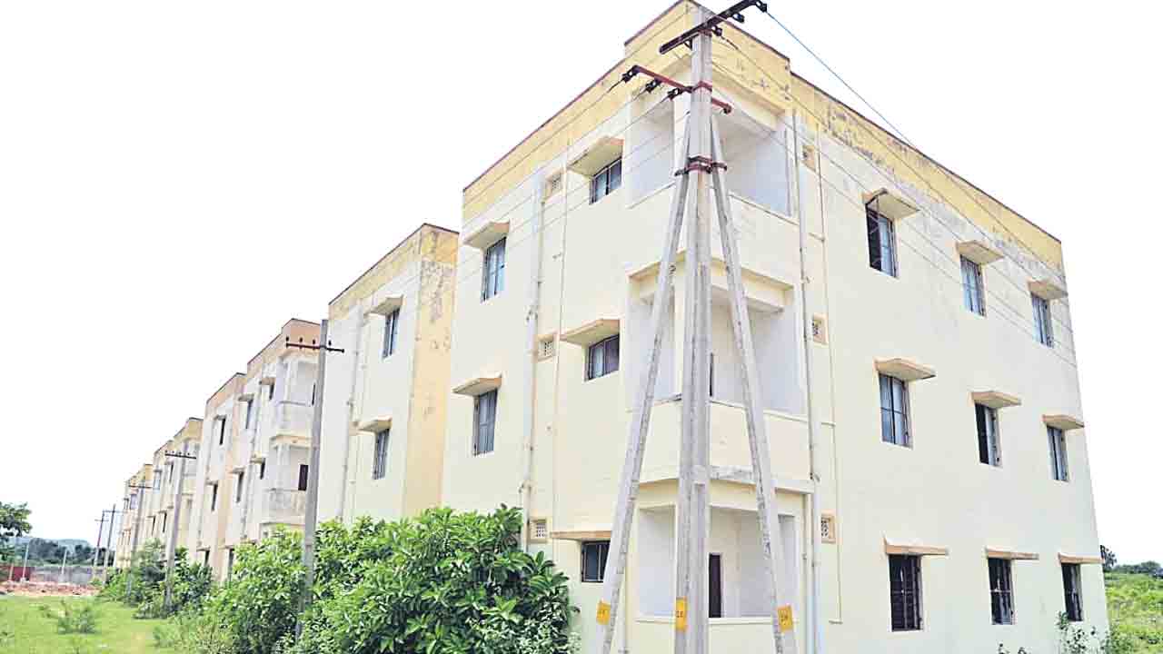 2BHK గుబులు.. డబుల్‌ బెడ్రూం ఇండ్ల పంపిణీలో తీవ్ర జాప్యం