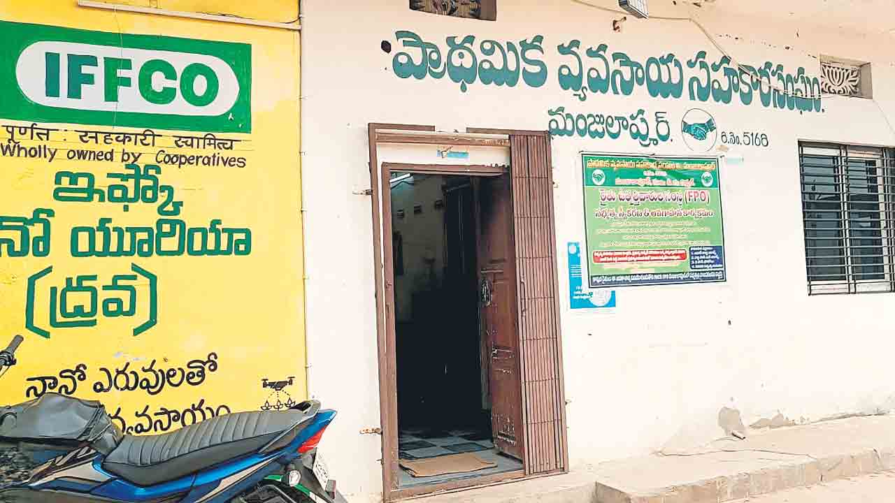 సహకార సంఘాలపై రాజకీయ పడగ