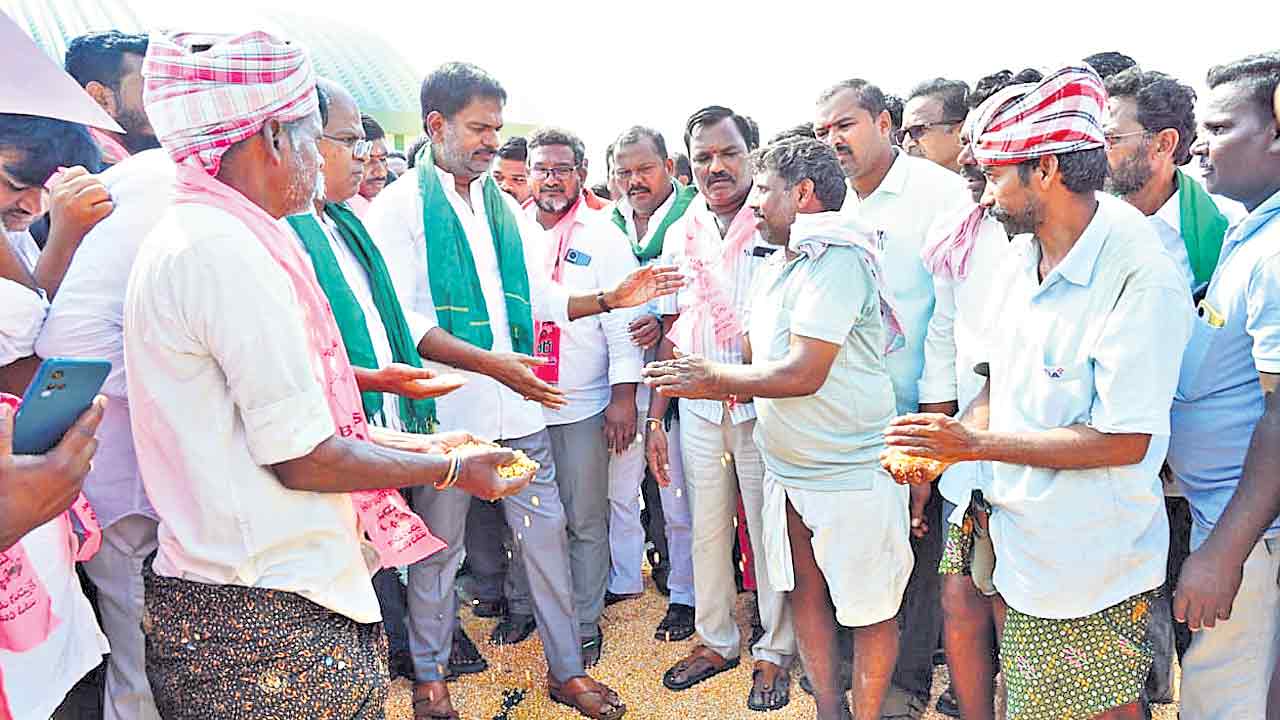 నాగర్‌కర్నూల్‌లో మక్క రైతుల కన్నెర్ర