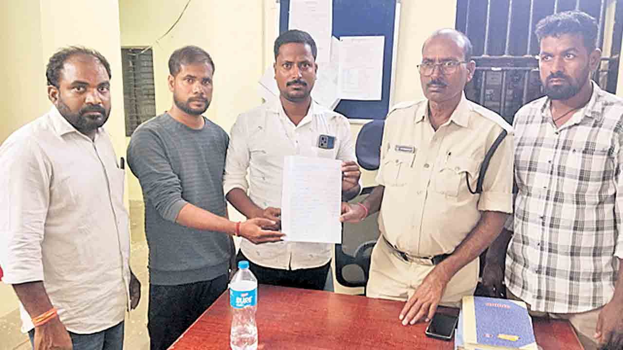 సీఎం ఇలాకాలో కాంగ్రెస్‌ దుర్మార్గం