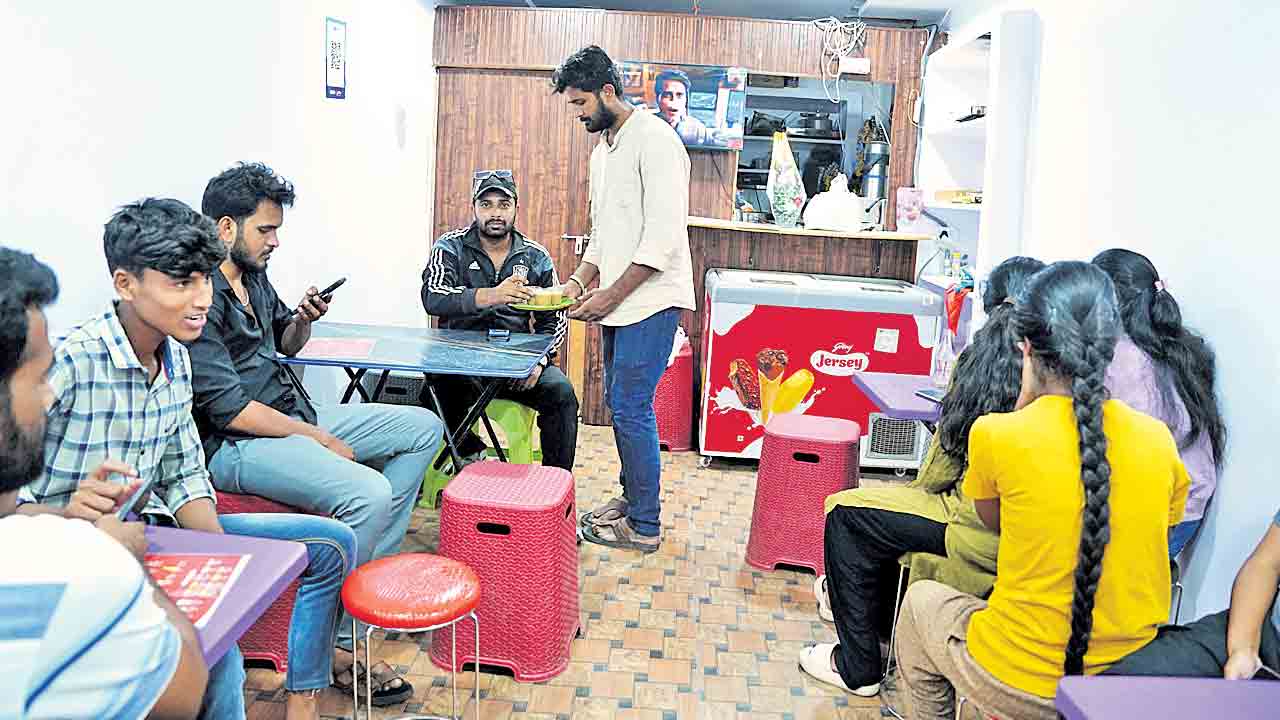 ఆస్పిరెంట్స్‌ అడ్డా.. జాబ్‌ నోటిఫికేషన్‌ రాక ఛాయ్‌వాలాగా మారిన నిరుద్యోగి