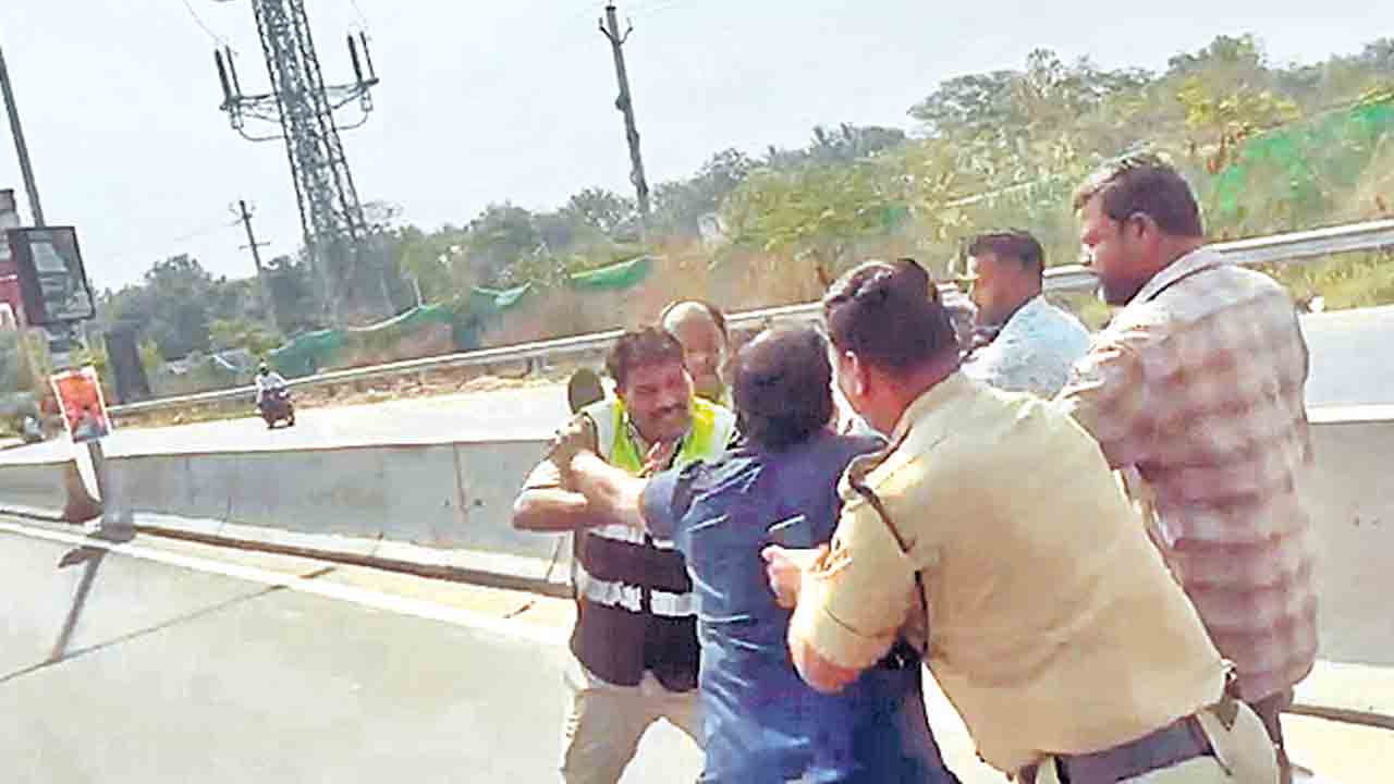 పోలీసుల ఎదుటే బాహాబాహీ…