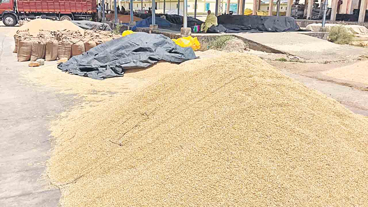 హుస్నాబాద్‌ మార్కెట్‌ యార్డులోప్రారంభం కాని ధాన్యం కొనుగోళ్లు