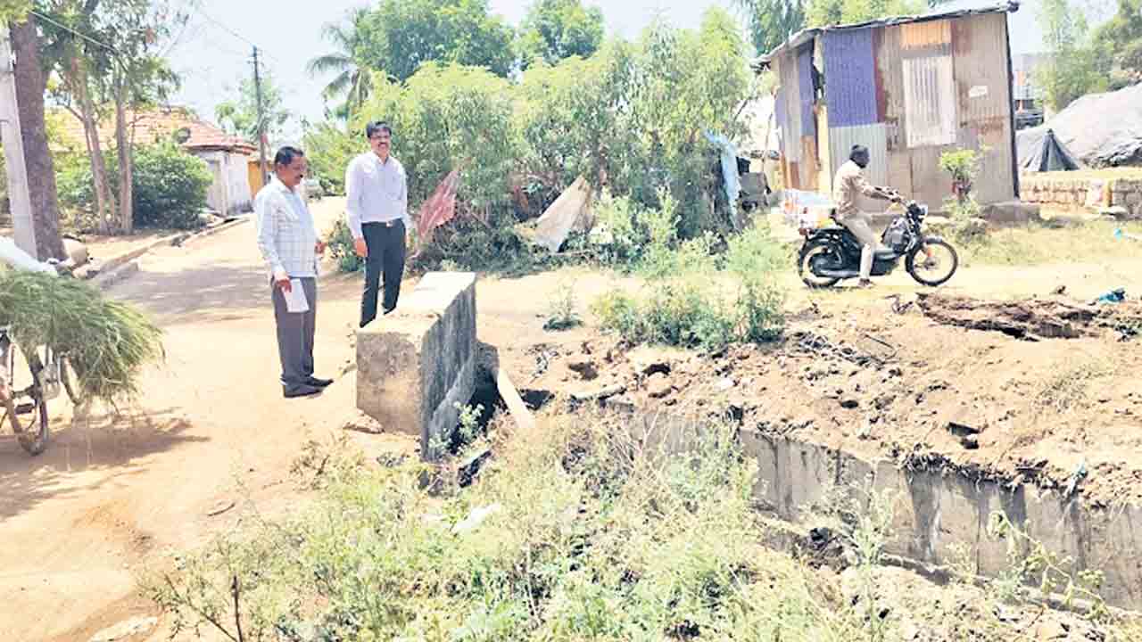 డబ్బులిస్తేనే ఇంటి నిర్మాణానికి అనుమతులు