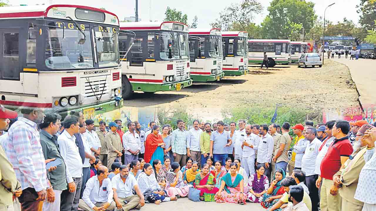 ఆగిన బస్సు చక్రం