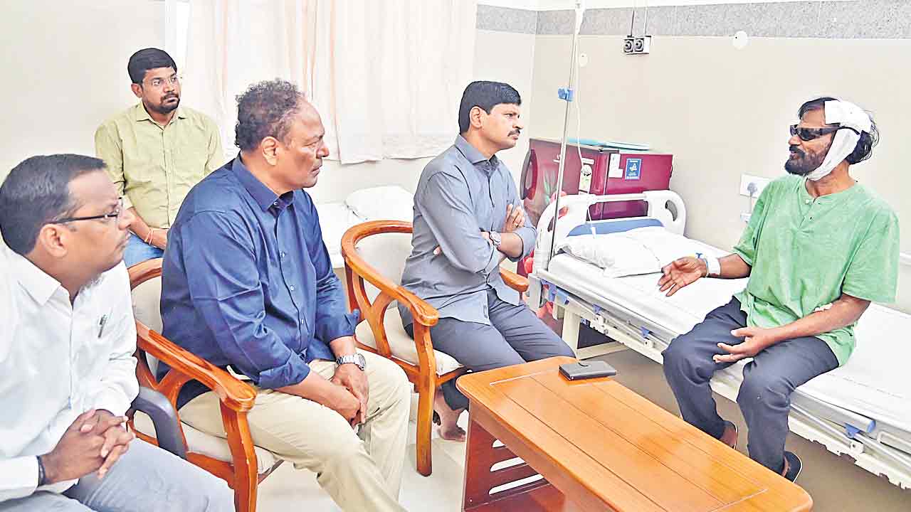 ‘దుశర్ల’కు మాజీ ఎంపీసంతోష్‌కుమార్‌ పరామర్శ