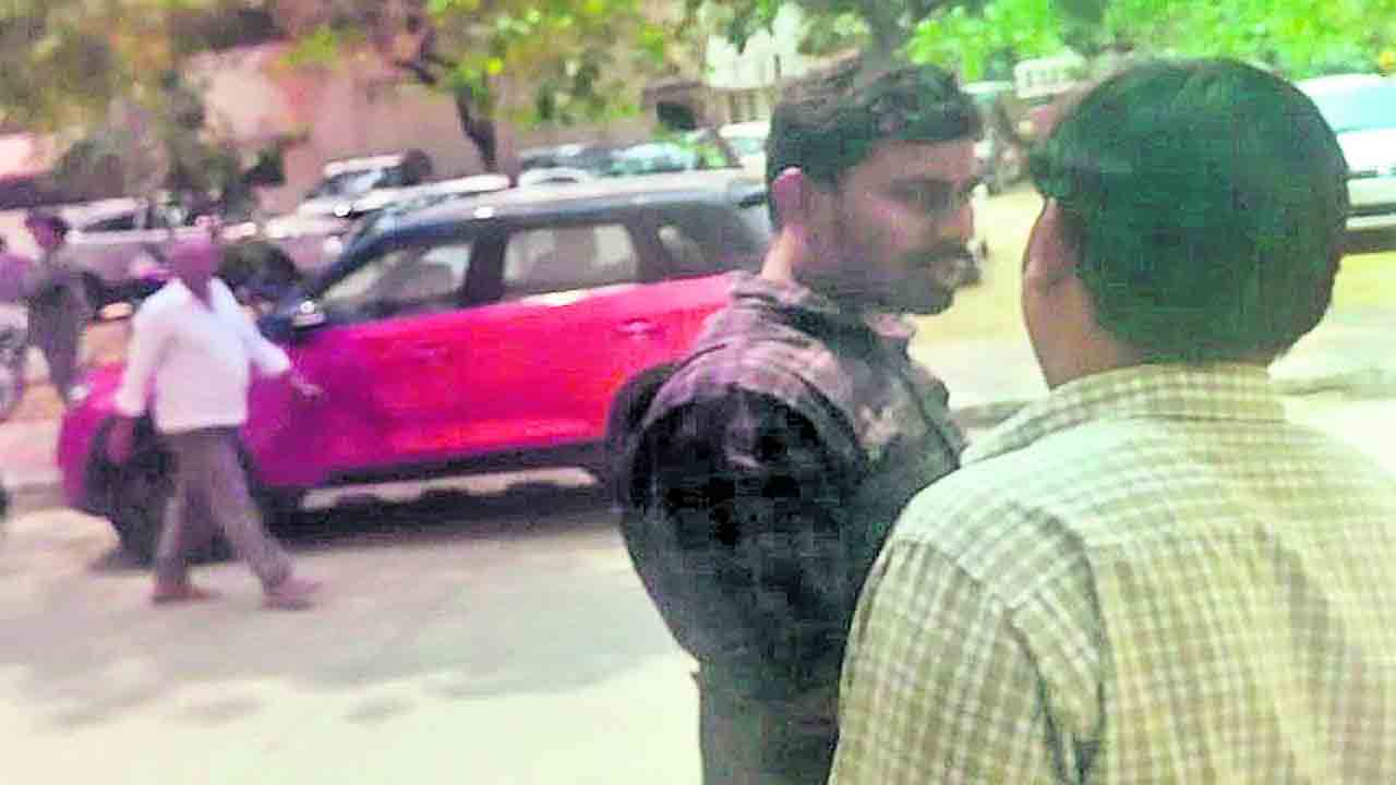 సామాన్యులే సమిధలు !