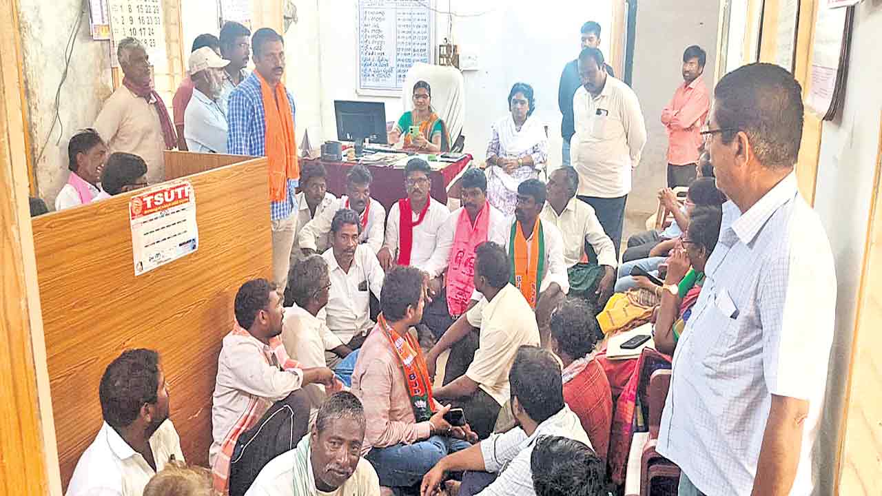 మక్కలు చేతికొచ్చినా కొనే దిక్కులేదు