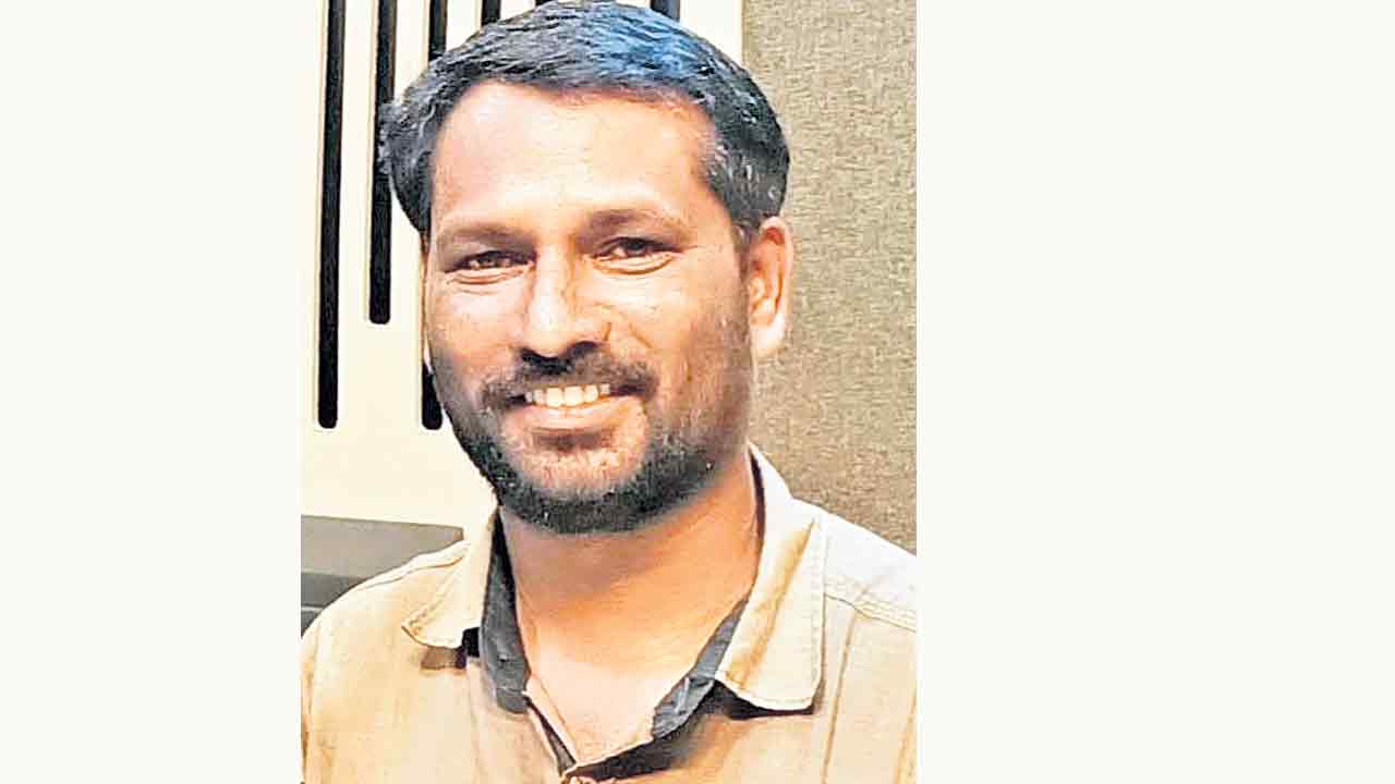 ప్రభుత్వ పథకాలను ప్రచారం చేస్తూ చివరిశ్వాస